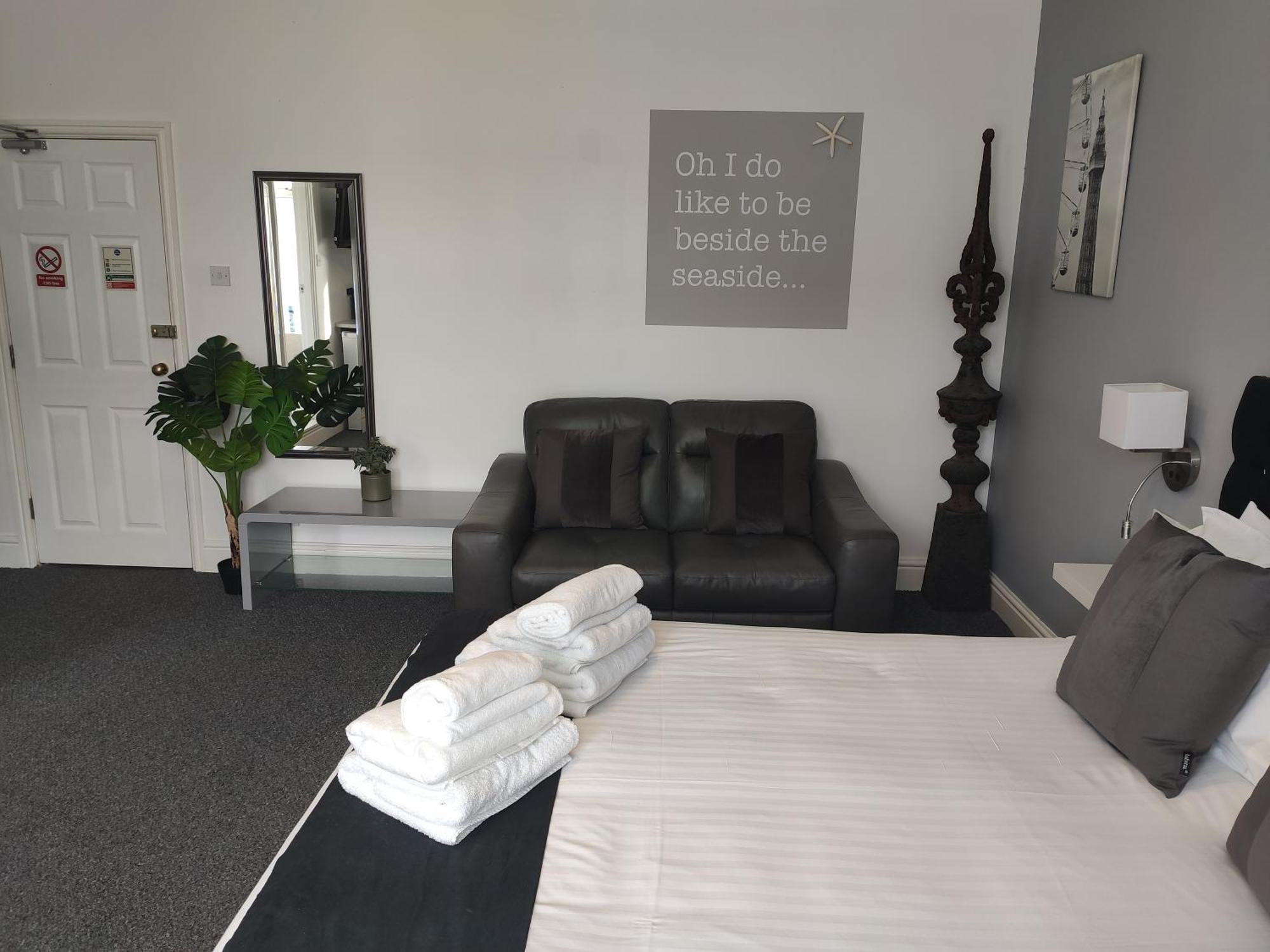 Q - Accommodation Блекпул Екстериор снимка