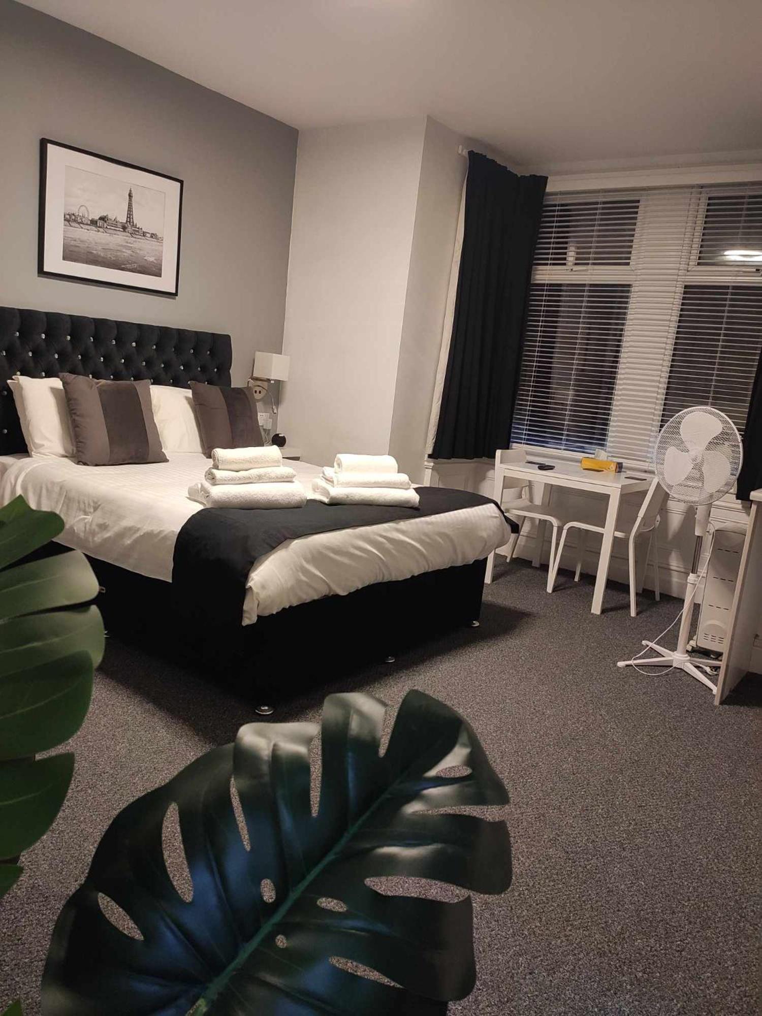 Q - Accommodation Блекпул Екстериор снимка
