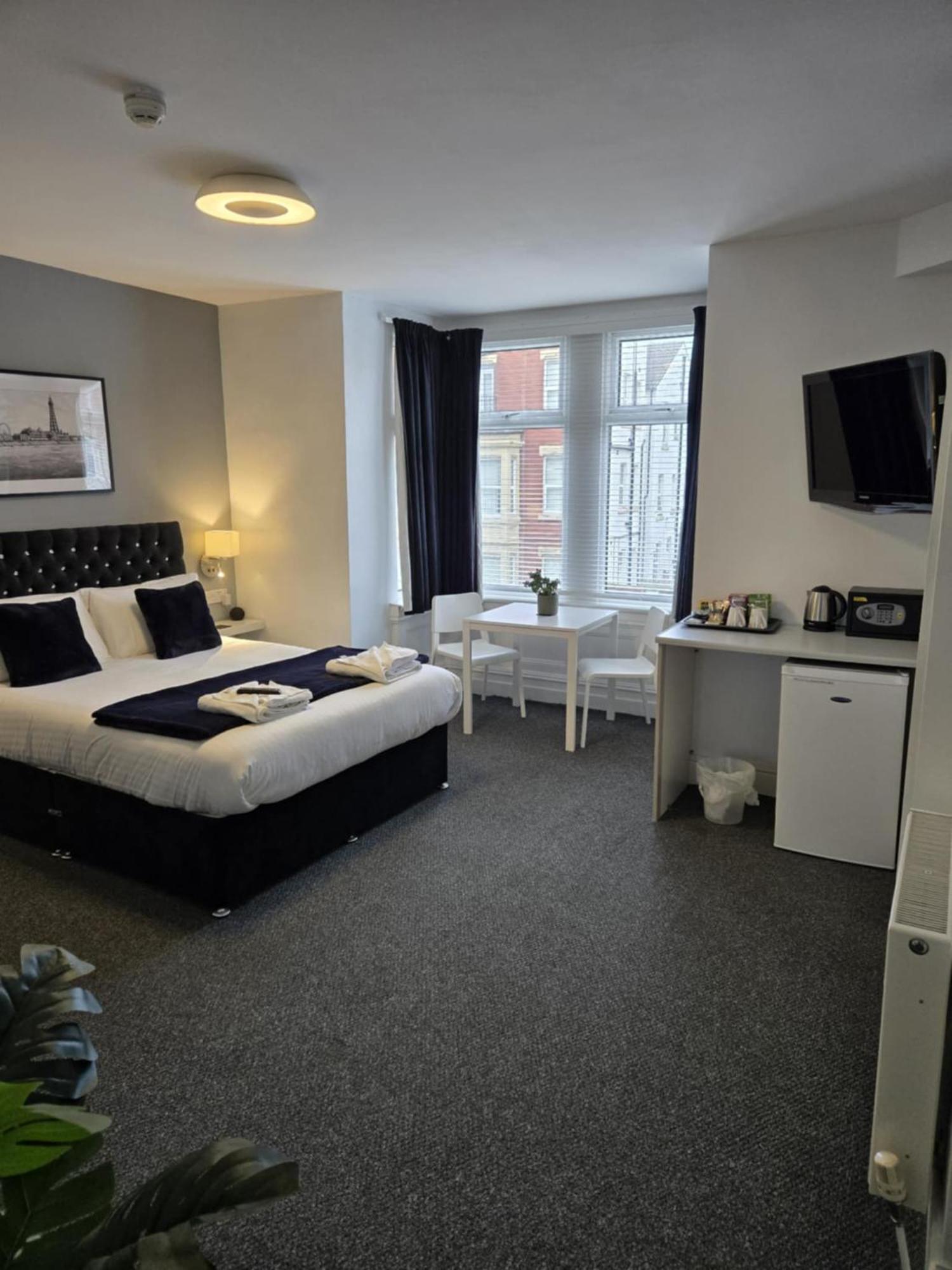 Q - Accommodation Блекпул Екстериор снимка